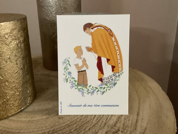 Carte de 1ere communion avec un prêtre donnant la communion à un garçon blond. Format A7, papier 300g.