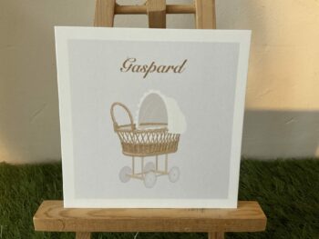 Faire-part naissance carré avec un berceau. Fond gris clair.